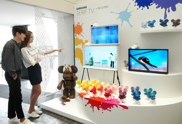 힙(Hip)플레이스’에 선정된 한남동 소재 복합문화공간 ‘디뮤지엄’에 삼성 세리프 TV가 전시되어 있는 모습