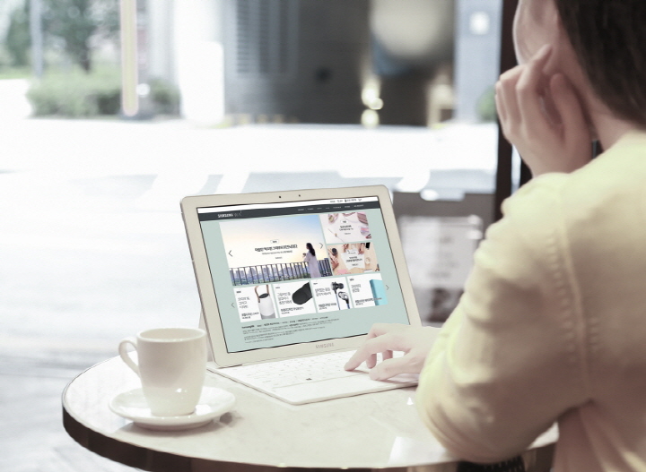 삼성전자 모델이 삼성WA닷컴에서 웨어러블 기기와 모바일 액세서리를 구매하고 있다