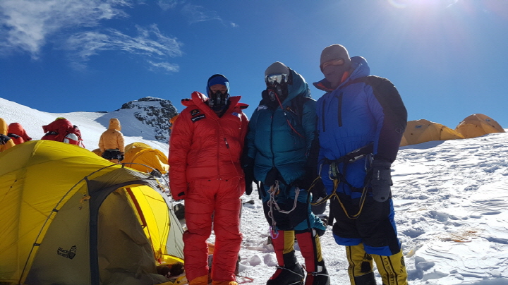 산악인 허영호, 기어 360과 함께 에베레스트 오르다