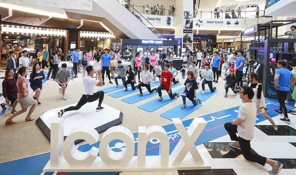 피트니스 강의 체험 중인 소비자들