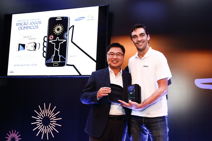 브라질 상파울루 이과테미(IGUATEMNI) 몰에서 열린 삼성전자 올림픽 캠페인 발표 행사에서 삼성전자 브라질 법인 윤창훈 상무와 브라질 출신의 올림픽 배구 금메달 리스트 지바(Giba)가 '갤럭시 S7 엣지 올림픽 에디션'을 소개하는 모습