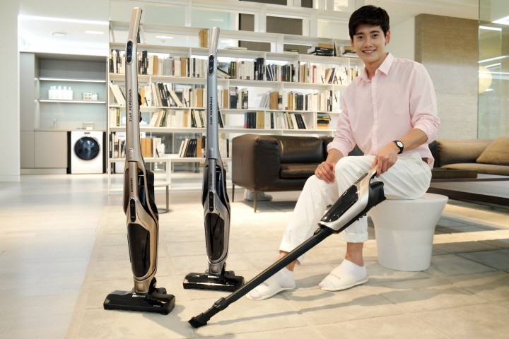 삼성전자 모델이 5일 삼성전자 수원사업장 생활가전사업동 프리미엄하우스에서 고급스러운 메탈 컬러의 ‘파워스틱’ 신모델 2종을 소개하고 있는 모습