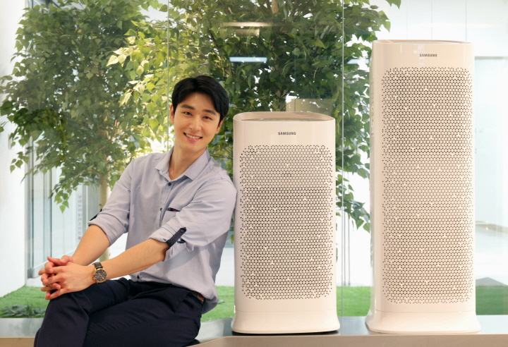 삼성전자 모델이 6일 삼성전자 수원사업장 생활가전사업동 프리미엄하우스에서 실내 공기의 오염 상태를 사용자에게 소리로 알려주는 ‘블루스카이 세이프티 에디션’ 공기청정기를 소개하는 모습