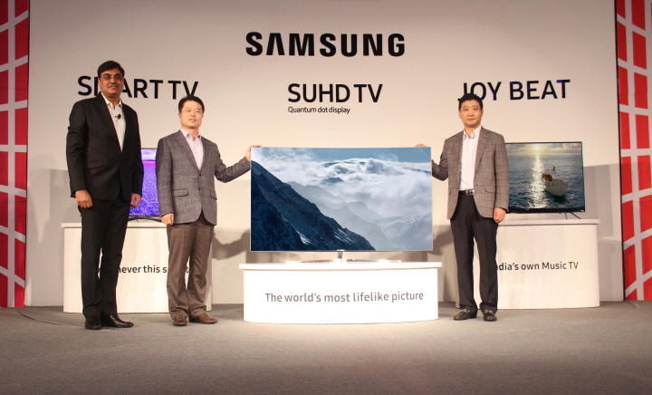 삼성전자 인도법인에서 미디어 약 160명이 모인 가운데 '2016 삼성 SUHD TV 런칭 이벤트를'를 개최하고 최고의 화질을 구현한 퀀텀닷 SUHD TV와 인도 시장 특화 모델인 '조이 비트(Joy Beat) TV' 를 선보이고 있다. 왼쪽부터 라지브 부타니 상무(삼성전자 인도법인 CE담당), 홍현칠 전무(삼성전자 서남아총괄), 박태호 상무(삼성전자 인도법인 CE담당)