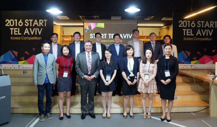 결선 참가 기업 대표들과 심사위원들, 주요 참석자 등이 기념 촬영을 하고 있다. (앞줄 왼쪽부터)김선일 대구 창조경제혁신센터장, ThisisEngineering의 홍유정 대표, 우리 구트만 주한 이스라엘 대사, 1위로 선발된 두닷두의 심소영 대표 등