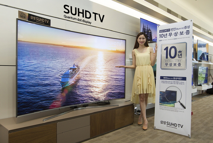 모델이 SUHD TV를 소개하는 모습
