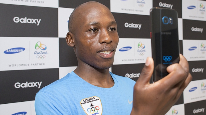 레소토의 마라톤 선수 셰포 마티벨리(Tsepo Mathibelle)가 브라질 리우데자네이루 올림픽공원에 위치한 삼성전자 갤럭시 스튜디오를 방문해 전달 받은 ‘갤럭시 S7 엣지 올림픽 에디션’을 체험해 보고 있다