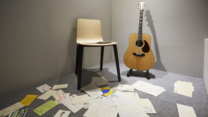 김광석이 사용했던 기타와 팬들이 쓴 편지가 함께 전시된 공간