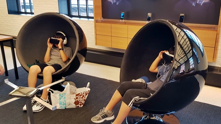 기어 VR을 체험 중인 아이들 사진