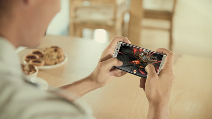 갤럭시 노트7으로 게임을 하는 모습