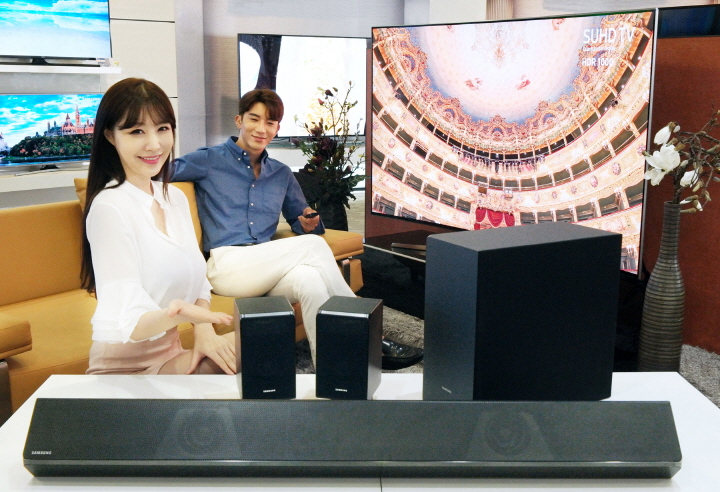 삼성전자 모델들이 3일 논현동 삼성 디지털프라자 강남본점에서 돌비 애트모스 기술을 적용한 사운드바 ‘HW-K950’를 소개하고 있다. 삼성전자가 돌비와 협력해 만든 첫 번째 사운드바 ‘HW-K950’은 무선 서라운드와 돌비 애트모스가 적용된 스피커를 탑재해 소리를 실내 곳곳으로 전달해줘 음악, 영화, 게임 등을 더욱 생동감 넘치게 즐길 수 있다