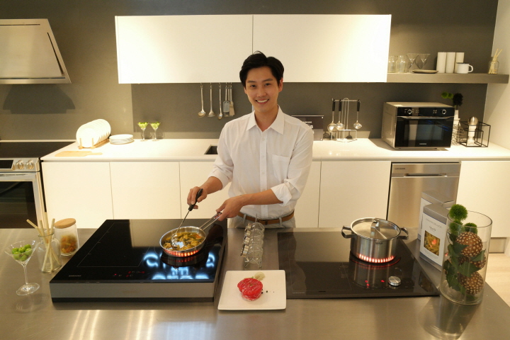삼성전자 모델이 2일 삼성전자 수원사업장 생활가전사업동 프리미엄하우스에서 (왼쪽부터) ‘전기레인지 인덕션’과 ‘셰프컬렉션 인덕션 전기레인지’를 활용해 요리를 하고 있다