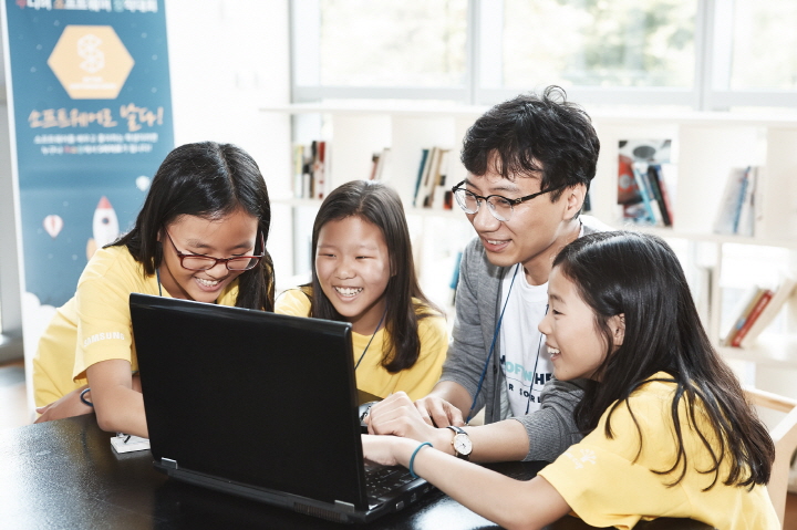 부트캠프에서 삼성전자 임직원 멘토가 소프트웨어 알고리즘에 대해 학생들에게 멘토링을 하고 있는 모습