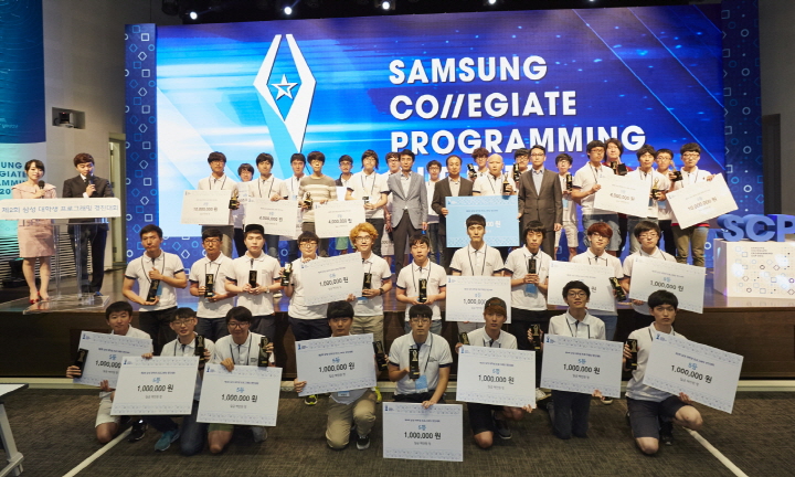 삼성전자가 18일, 서울 R&D 캠퍼스에서 개최한 '제 2회 삼성 대학생 프로그래밍 경진대회(Samsung Collegiate Programming Cup, SCPC)'의 본선 시상식 후 삼성전자 임원들과 수상자들이 기념 촬영을 하고 있다. (뒷줄 가운데 왼쪽부터)삼성전자의 조승환 소프트웨어센터 부사장, 신종균 IM 부문 대표이사 사장, 1위를 차지한 박성관(서울대) 학생, 박용기 인사팀 부사장