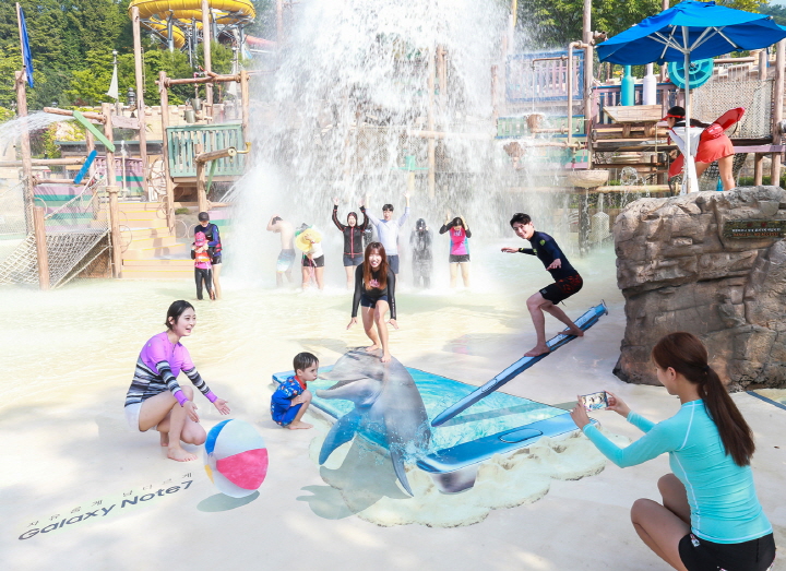 캐리비안 베이에서 갤럭시 노트7으로 동영상을 찍으며 물놀이를 하는 사람들 사진