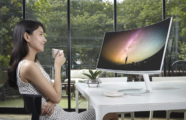 삼성전자 모델이 퀀텀닷 커브드 모니터를 소개하고 있다