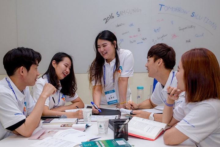 21일 경기 용인에 위치한 '삼성전자 인재개발원'에서 사회공헌 공모전 ‘삼성 투모로우 솔루션 (Samsung Tomorrow Solutions)' 결선에 진출한 팀들이 프로젝트 발전을 위한 의견을 교환하고 있다