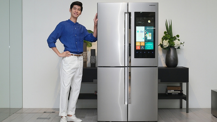 삼성전자 모델이 21일 삼성전자 수원사업장 생활가전동 프리미엄하우스에서 삼성 '패밀리 허브' 신제품을 소개하고 있다.