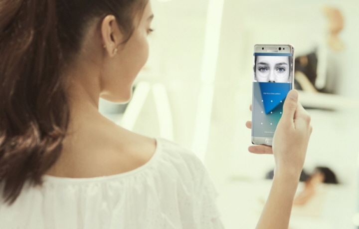 갤럭시 노트7 홍채 인식, 실제로 써봤습니다, 화면을 바라보면 잠금 해제: 화면 잠금 방식으로 기존 드래그·패턴·PIN·비밀번호 등 기존 방식 외에 '홍채'를 선택할 수 있습니다. 화면을 응시하면 곧이어 잠금이 해제돼 빠르고 간편합니다. 손에 물을 묻었을 때도 터치 없이 잠금 해제할 수 있습니다, 사용자 본인만 볼 수 있는 보안 폴더: 문서·사진·동영상·앱 등 분리 보관해야 하거나 혼자서만 보고 싶은 데이터를 보안 폴더에 넣어둘 수 있습니다. 보안 폴더를 처음 설정할 때 잠금 방식을 '홍채'로 선택 하면, 홍채 인식으로 보안 폴더를 열어 자신만의 비밀 공간으로 사용할 수 있습니다, 삼성 패스로 웹 로그인: 홍채 정보를 등록한 후 자체 브라우저인 '삼성 인터넷'을 통해 원하는 웹사이트에 방문합니다. 최초 접속 시 ID와 비밀번호는 로그인하면 로그인 정보 저장 여부를 묻는 팝업이 나타납니다. 이때 'Samsung Pass로 생체 인식 사용하여 로그인' 항목을 선택해두면 이후 접속부터 삼성 패스로 홍채 인식을 사용, 간편하게 로그인 할 수 있습니다. 로그인 정보를 일일이 입력하지 않아도 홍채 인식만으로 각종 웹사이트에 로그인할 수 있어 매우 편리합니다. 사이트마다 가입해둔 ID와 비밀번호가 달라 헷갈렸다면 특히 유용합니다. 지문도 동일한 방법으로 활용할 수 있습니다, 삼성 패스로 모바일 뱅킹까지: 지난 19일 갤럭시 노트7가 국내에 출시된 이후 우리은행·KEB하나은행·신한은행이 자사 모바일 뱅킹 서비스에 홍채 인증 방식을 도입했습니다. 갤럭시 노트7에 해당은행의 모바일 뱅킹 앱을 설치하고 해당 서비스에 등록하면 삼성 패스를 통한 새로운 모바일 뱅킹을 이용할 수 있습니다. 우리은행과 KEB하나은행의 경우, 로그인을 비롯해 계좌 이체 시 공인인증서 비밀번호 입력 절차를 홍채 인증으로 대신할 수 있습니다. 우리은행에선 보안카드와 OTP(1회용 비밀번호 생성기)도 홍채 인증으로 대체 가능합니다. 신한은행 모바일 뱅킹 앱도 홍채 인증을 통한 간편 로그인 서비스를 제공합니다. 보안 우려 때문에 모바일 뱅킹 관련 비밀번호를 유독 더 복잡하게 설정해놓으셨던 분이라면 이제 홍채 인증 방식을 이용해보세요. 안전한 건 기본. 동일한 서비스를 한층 편리하게 누릴 수 있습니다