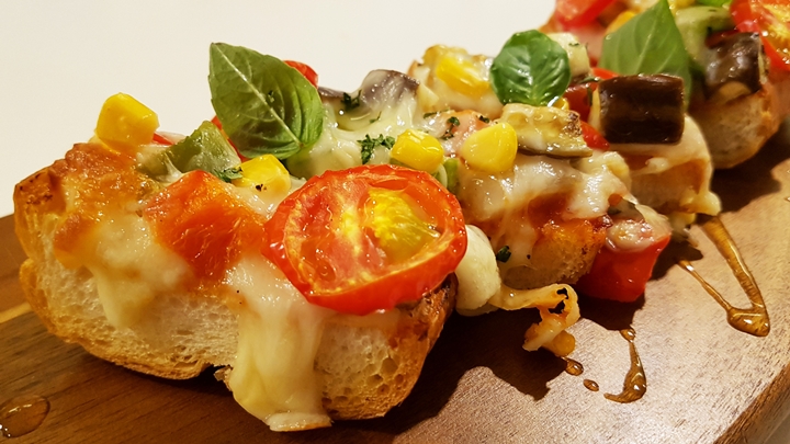 건강한 채소와 담백한 바게트의 조화, 라따뚜이 바게트 피자