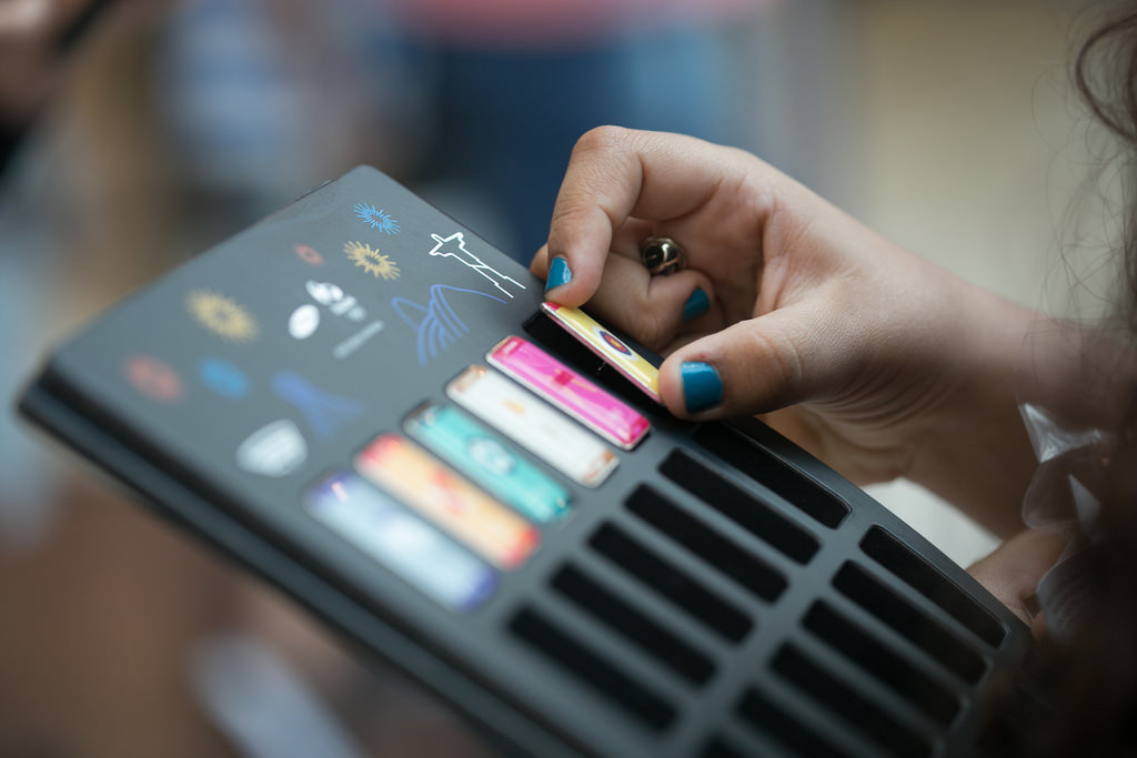 올림픽 팬들이 남미 대륙에서 최초로 개최되는 2016 리우 올림픽을 기념해 삼성전자가 제작ㆍ배포하고 있는 30개의 핀 세트를 모으고 있는 모습