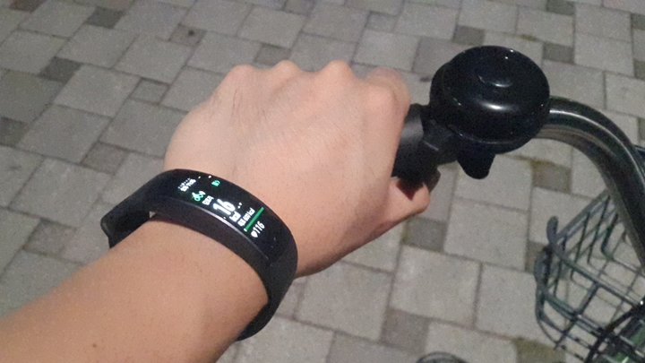 기어 핏2 착용한 모습