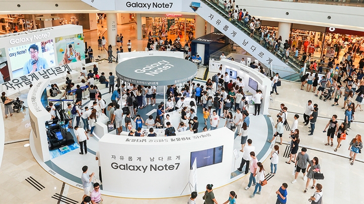 서울 영등포에 위치한 타임스퀘어 아트리움에서 진행 중인 '갤럭시 노트7' 체험존 전경