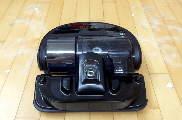 파워봇은 미세 먼지나 반려동물 털은 물론, 각종 가루와 휴지조각까지 깔끔하게 빨아들인다