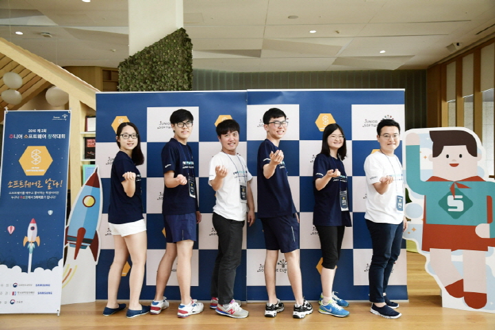 끈끈하고 친밀한 멘토링은 주소창 부트캠프만의 매력이다. 사진은 임직원 멘토들(흰색 셔츠 차림)과 자리를 함께한 고교생 팀원들. 오른쪽에서 두 번째가 ‘리모VDT’ 팀장을 맡고 있는 김민정양이다