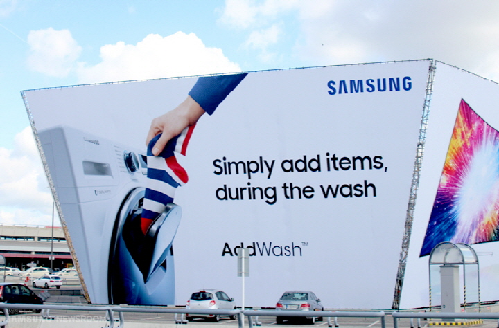 삼성전자가 테겔 베를린 국제공항에 설치한 대형 옥외광고. 육면체의 각 면에 애드워시와 퀀텀닷 TV, 패밀리 허브 냉장고 등 최신 삼성 가전제품이 하나씩 소개돼 있다