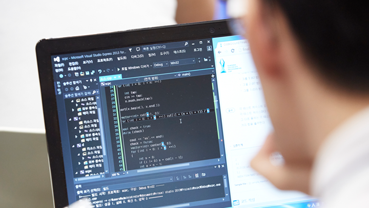 소스 코드를 살피는 학생