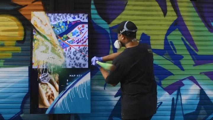 사이니지를 야구방망이로 치는 모습