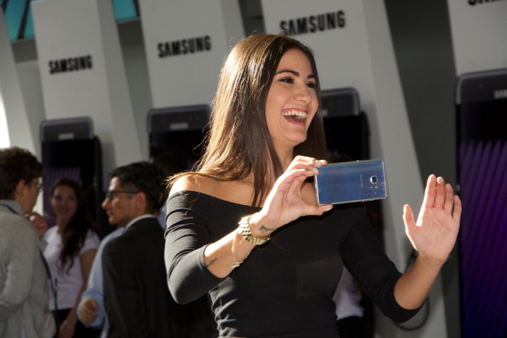 19일(현지시간) 멕시코 시티에 위치한 '떼아뜨로 로베르또 깐토랄(Teatro Roberto Cantoral)' 센터에서 진행된 갤럭시 노트7 공개 행사에서 참석자가 갤럭시 노트7을 체험하고 있는 모습