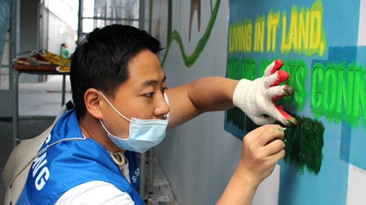 섬세한 감성으로 학교 벽면을 장식 중인 ‘벽화 봉사’팀원