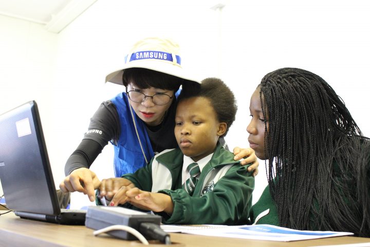 ‘온라인 쇼핑몰 교육’ 팀 수업에서 열여섯 동갑내기 에질레(Ezile)와 마르실라(Marcila)가 진지하게 응하고있다.