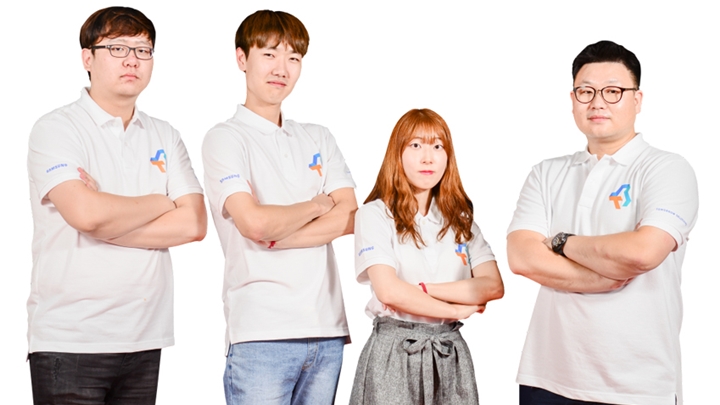 보다 효율적인 인명 구조용 소방 장비’ 개발을 목표로 뭉친 이그니스 팀원들. (왼쪽부터) 윤여환(26), 한규동(25), 박선희(22, 이상 한국산업기술대학교)씨와 한경승 소방관