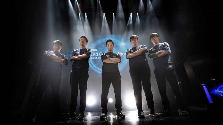 ▲마포구 매봉산로 에스플렉스 센터에 위치한 ‘서울 OGN e스타디움 기가아레나’ 경기장에서 기념사진을 찍고 있다 (왼쪽부터 이성진, 권지민, 이민호, 박재혁, 강찬용 프로게이머)