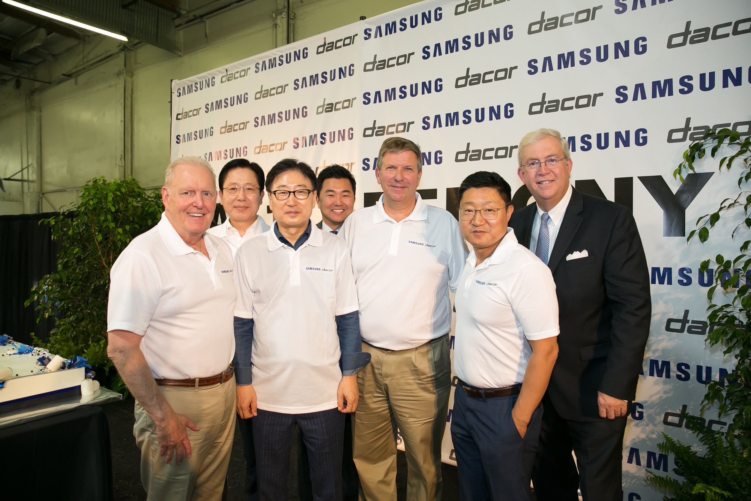 데이코 마이클 조셉(Machael Joseph) 회장, 삼성전자 서병삼 생활가전사업부장(부사장), 삼성전자 윤부근 대표이사 사장, LA 시의원 데이빗 류(David Ryu), 데이코 척 휴브너(Chuck Huebner) CEO, 삼성전자 이종석 북미총괄장(부사장), LA카운티경제개발공사 빌 앨런(Bill Allen) 사장(이상 왼쪽부터)이 8일(현지 시각) 인수식이 열린 미국 캘리포니아 인더스트리시에 위치한 데이코 본사 행사장에서 기념사진을 찍고 있다