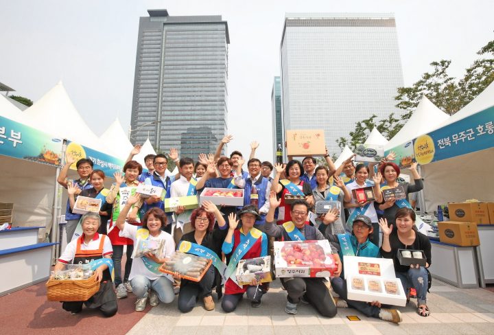 삼성전자가 6일 수원디지털시티에서 실시한 ‘추석맞이 자매마을 농축산물 직거래 장터’에서 삼성전자 임직원들과 자매마을 주민들이 기념촬영을 하고 있다