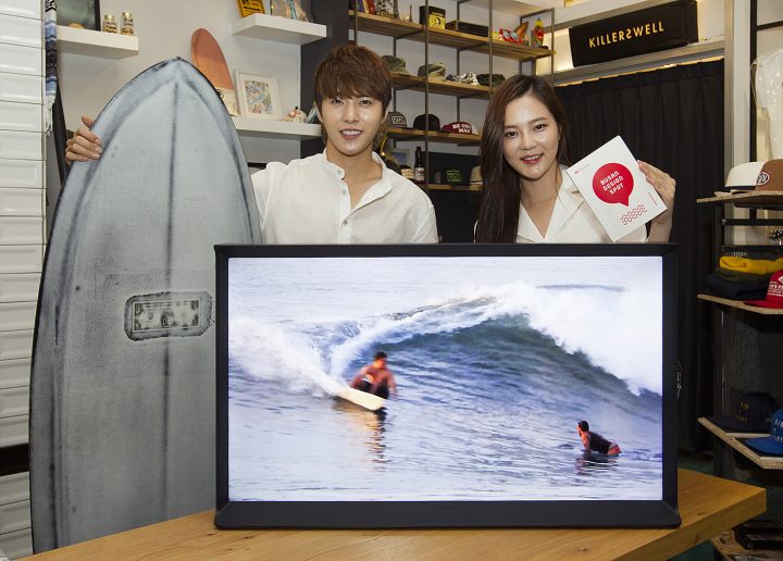 삼성전자 모델들이 부산 중구에 위치한 서핑카페 ‘킬러스웰’에서 주변과 조화롭게 어울리며 시원한 서핑 영상을 보여주고 있는 다크블루 세리프 TV를 소개하고 있다
