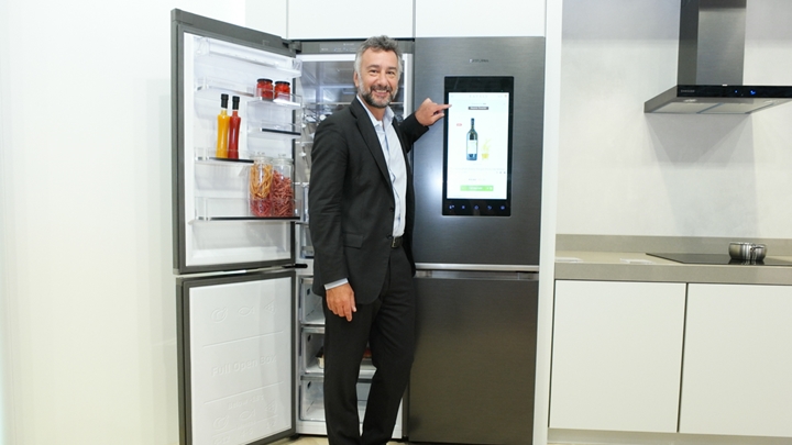 IFA 2016에 참석한 안드레아 카살리니 이탈리 이커머스 부문 대표가 패밀리 허브와의 협업 배경에 대해 설명하고 있다.