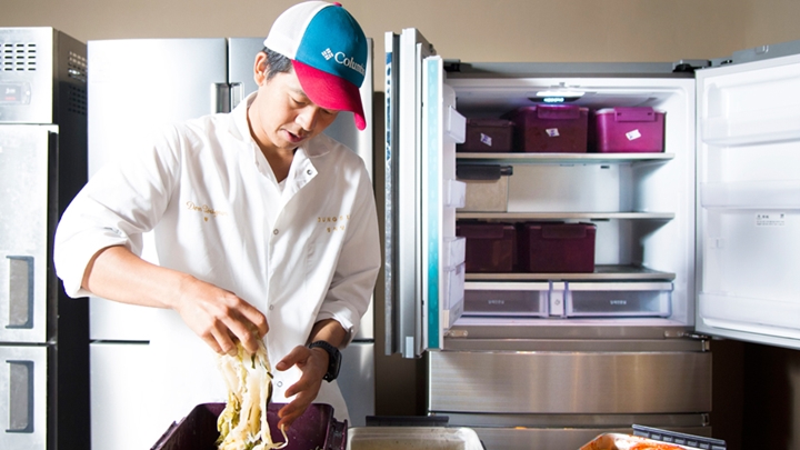 임정식 셰프가 백김치를 확인하고있다