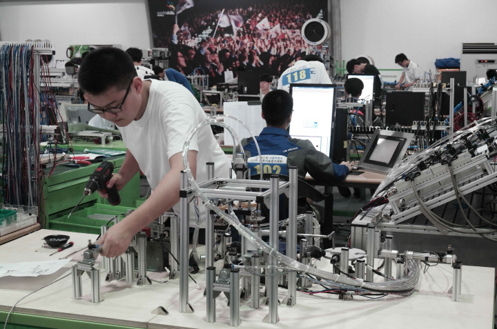 서울시 상암동 평화의 공원에서 열리고 있는 ‘전국기능경기대회’에서 메카로닉스 직종에 출전한 선수가 기구물을 고정하고 있다