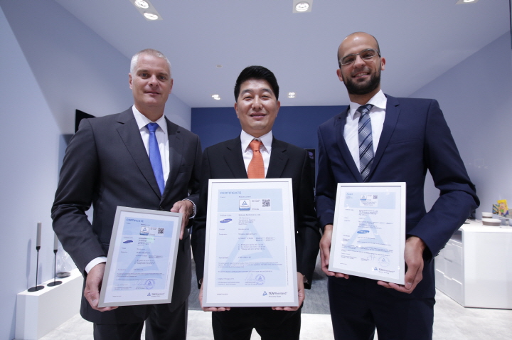 삼성전자 독일법인 Kai Hillebrandt 상무와 이정길 상무, 'TUV 라인란드'의 Joerg Echter가(좌측부터) 삼성 스마트 TV의 사용성 인증서를 보여주고 있다. 세계적 인증 기관인 독일 'TUV 라인란드'는 삼성 스마트 TV가 외부기기를 자동으로 인식해 리모컨 하나로 모두 제어할 수 있고, 접근성이 강화된 스마트 허브로 원하는 콘텐츠를 더욱 쉽고 빠르게 찾아서 볼 수 있다고 평가했다