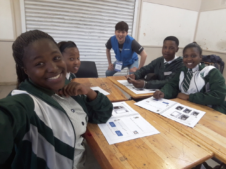 ‘스마트폰 수리 교육’ 강의를 수강한 아자삭케(Azasakhe, 사진 맨 왼쪽)양이 함께 수업을 들은 친구들과 함께 셀피 촬영에 나섰습니다. 가운데(파란 조끼 차림)가 강의 진행을 맡았던 노주성 단원입니다