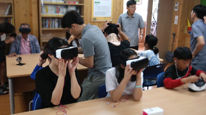 9월 6일 경상남도 통영시 사량도에 위치한 사량중학교와 사량초등학교 학생들이 기어 VR로 전자산업사 박물관 'S/I/M'을 둘러보고 있다