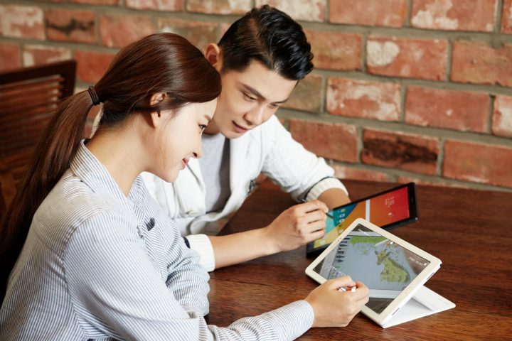 삼성전자 모델이 갤럭시 탭 A with S 펜으로 GIF 컨텐츠를 제작하고 있다