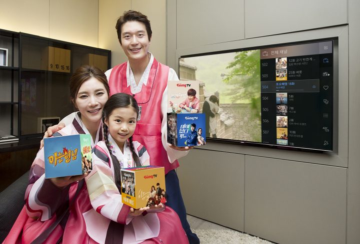 삼성전자 모델이 아는형님을 들고 사진을 찍고있다.