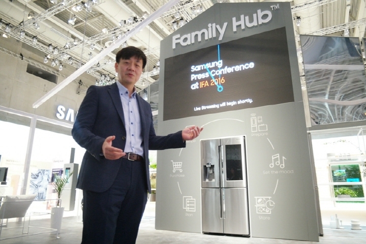 패밀리 허브의 글로벌 상품 기획과 론칭 전략을 담당하고 있는 최익수 삼성전자 생활가전사업부 상무