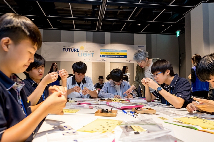 28일 수원에 위치한 전자산업사 박물관 '삼성이노베이션뮤지엄'에서 실시되는 '2016 글로벌 퓨처 라이트 포럼' 에 참가한 중학생들이 반도체 교실 프로그램에서 전동 비행기 만들기 체험을 하고 있다